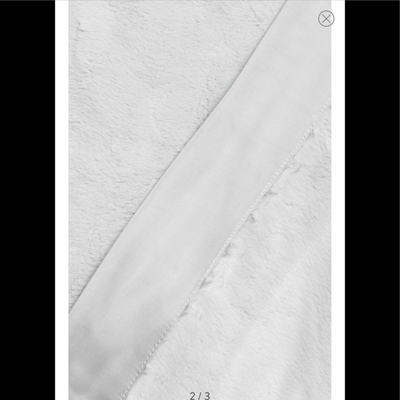 GIRAFFE AT HOME NWT Luxe Throw Luxe - Picture 2 of 9